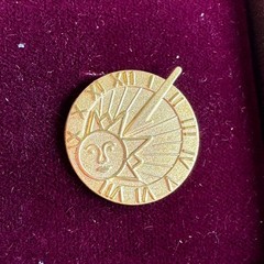 Vtg Kytril Granisetron Award Gold Tone Sundial Roman Numerals Sun Face Lapel Pin