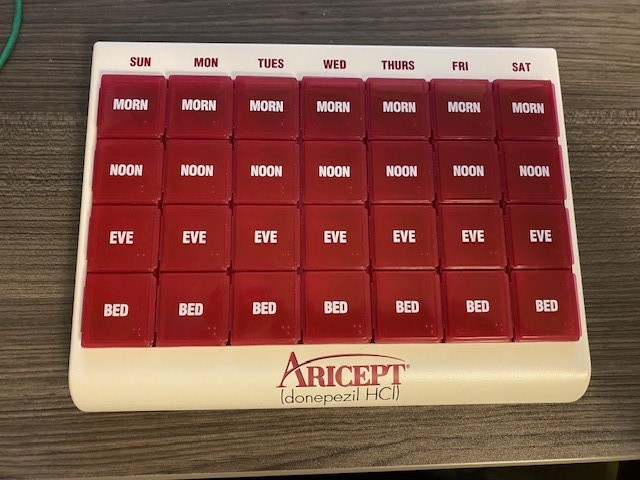 Aricept Pfizer Drug Rep Pharmaceutical Promo 1 Week Plastic Pill Box Sealed New