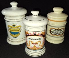 VTG RX APOTHECARY JAR MD CORICIDIN-D 6.5″ GOLD TRIM w/LATIN PHARMACY DRUG STORE