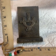 Vintage Tinactin Apothecary Brass Paperweights „Secundum Artem“ 1978 Vineagar