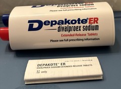 VTG DEPAKOTE ER PAPERWEIGHT HOLDS # 2 MARKERS included PHARMA REP LOGO NEW