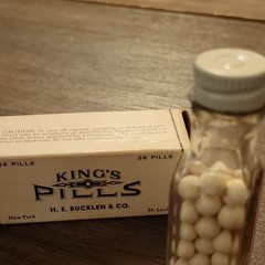 H. E. Bucklen & Co King’s Pills Vintage Medicine Box & Glass Bottle 36 Pills