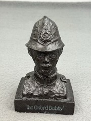 VINTAGE 1977 THE OXFORD BOBBY BOOKEND BUST BRITISH ENGLAND BRISTOL LABORATORIES