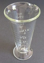 VTG ARMSTRONG ETCHED GLASS FOOTED APOTHOCARY 4oz MEASURING BEAKER w/SPOUT~DAMAGE
