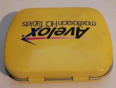 Vintage Avelox Yellow Advertiseing Hinged Tin Metal Mint Box 2.5″ x 2″ x .75″
