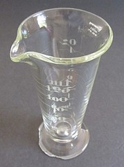 VTG ARMSTRONG ETCHED GLASS FOOTED APOTHOCARY 4oz MEASURING BEAKER w/SPOUT~DAMAGE