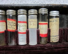 Antique 1900’s Doctor’s „House-Call“ Medicine,Pharmacutical Vials Kit.Apothocary