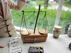 Capodimonte Apothecary Shop Pharmacist Pharmacy Display Gift Ceramic Statue