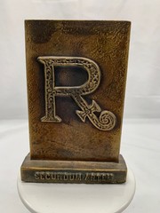 Brass Secundum Artem 1976 Plaque Paperweight With Decorative „R“ Design