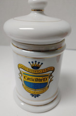 VTG CORICIDIN D WHITE PORCELAIN PHARMACY JAR CONTAINER LID GOLD TRIM CREST