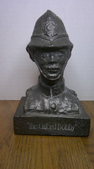 vintage 1977 The Oxford Bobby Bristol Drug Co. Tegopen promotional bust Z86
