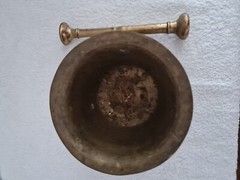 19TH CENTURY HEAVY SOLID BRASS APOTHECARY FOOTED MORTAR & PESTLE /DRUGGIST TOOL