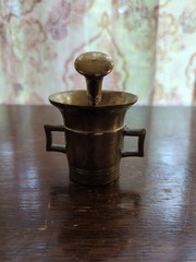 Vintage Brass Small Miniature Double Handled Mortar & Pestle (Bin 20)