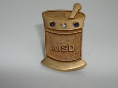 VINTAGE MERCK, SHARP & DOHME MORTAR & PESTLE PHARMACEUTICAL AWARD TIE TAC!