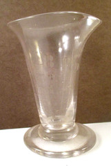 ANTIQUE Vtg ETCHED GLASS APOTHECARY FOOTED MEASURING BEAKER POUR SPOUT 3-5/8″