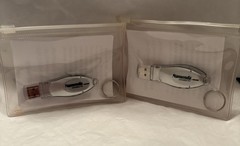 VTG LOT OF 2 NAMENDA USB FLASH MEMORY DEVICES + KEYRINGS PHARMA REP LOGO NEW