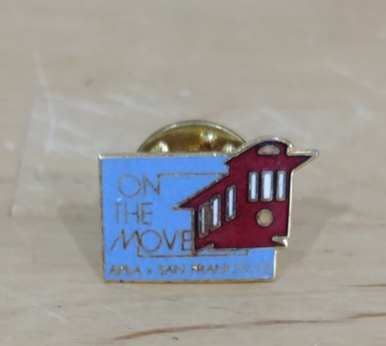Vintage ‚On The Move‘ APhA Pharmacy San Francisco Pin Gold Tone Enamel