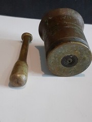 VINTAGE BRASS MORTAR AND PESTLE PHARMACY APOTHECARY MEDICINE 2 1/4″ TALL CRUSHER