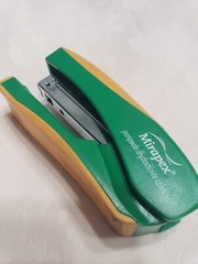 Mirapex Mini Stapler with Green Yellow Staples Drug Rep Pharmaceutical Super