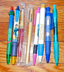 Vintage Pharmaceutical Drug Rep Lot Of 8 Plastic Pens Untested Aricept Actonel