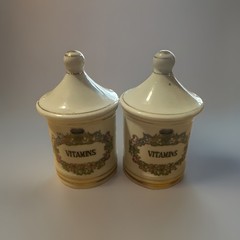 2 Vintage Porcelain APOTHECARY JARS with Lids „VITAMIN“ 3.75″ x 2.25″