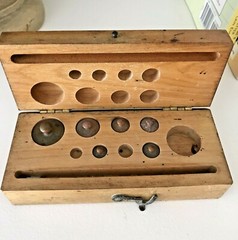 1920-30’s E.H.SARGENT ANTIQUE APOTHECARY BRASS WEIGHTS HINGED WOOD BOX SET