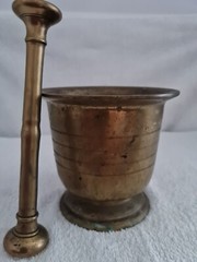 19TH CENTURY HEAVY SOLID BRASS APOTHECARY FOOTED MORTAR & PESTLE /DRUGGIST TOOL