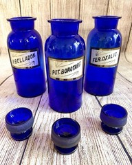 3 x ANTIQUE 1890’s APOTHECARY COBALT BLUE JARS CHEMIST WT & Co USA BOTTLES 26cms