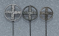 BAYER Pharmaceutical chemical company medicaments drugs vtg stick pin badge lot