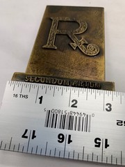 Brass Secundum Artem 1976 Plaque Paperweight With Decorative „R“ Design