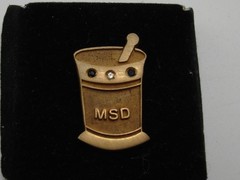 VINTAGE MERCK, SHARP & DOHME MORTAR & PESTLE PHARMACEUTICAL AWARD TIE TAC!