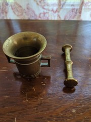 Vintage Brass Small Miniature Double Handled Mortar & Pestle (Bin 20)