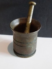 VINTAGE BRASS MORTAR AND PESTLE PHARMACY APOTHECARY MEDICINE 2 1/4″ TALL CRUSHER