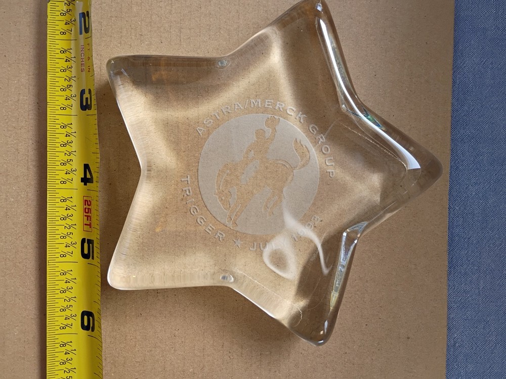 ASTRA/MERCK Drug Rep Crystal Glass Star Paper Weight „Trigger July 1993“
