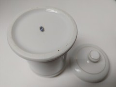 VTG CORICIDIN D WHITE PORCELAIN PHARMACY JAR CONTAINER LID GOLD TRIM CREST