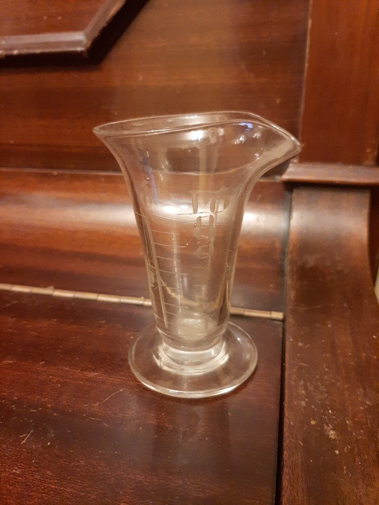 Vintage 8 Oz Etched Glass Apothecary Pharmaceutical Graduated Footed Beaker O75
