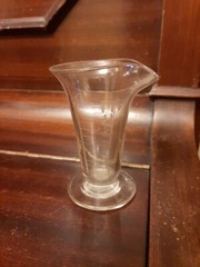 Vintage 8 Oz Etched Glass Apothecary Pharmaceutical Graduated Footed Beaker O75
