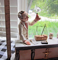 Capodimonte Apothecary Shop Pharmacist Pharmacy Display Gift Ceramic Statue
