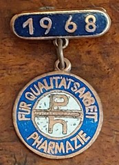 DDR EAST GERMAN PHARMACY INDUSTRY 1968 BADGE SCARCE MEDAL GERMANY GDR