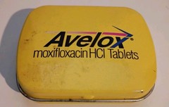 Vintage Avelox Yellow Advertiseing Hinged Tin Metal Mint Box 2.5″ x 2″ x .75″