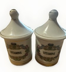 2 Vintage Porcelain APOTHECARY JARS with Lids „VITAMIN“ 3.75″ x 2.25″