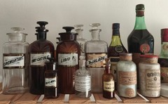 A LOT OF FOUR WT&CO CLEAR GLASS PHARMACY BOTTLES.GLASS LABELS