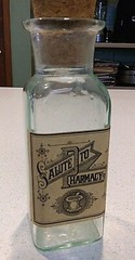 „SALUTE TO PHARMACY“ GLASS PRESCRIPTION MEDICINE GIFT BOTTLE – AYERST – FREE S&H