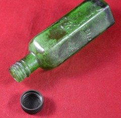 ANTIQUE OLD POISON GERMAN BOTTLE GREEN GLASS DEATH HEAD SKULL CROSSBONES Rare