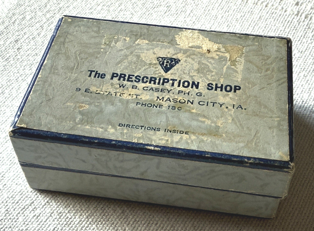 RX PRESCRIPTION CARDBOARD BOX, 1941. „The Prescription Shop“ Mason City, Iowa.