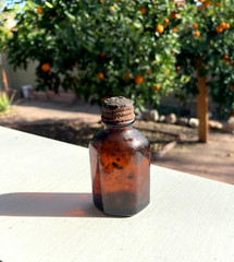 BEAUTIFUL Short Antique Amber Glass Drug or Pharmacy Jar, 3“ Tall