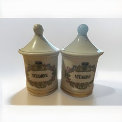 2 Vintage Porcelain APOTHECARY JARS with Lids „VITAMIN“ 3.75″ x 2.25″