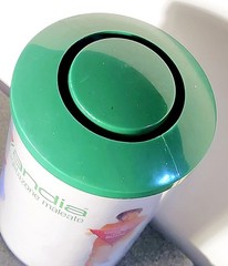 VINTAGE PHARMACEUTICAL ADVERTISEMENT – „AVANDIA“ Plastic Container – Green/white