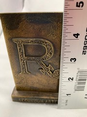 Brass Secundum Artem 1976 Plaque Paperweight With Decorative „R“ Design