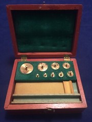 Vintage E.H.SARGENT ANTIQUE HINGED WOODEN BOXED SET APOTHECARY BRASS WEIGHTS